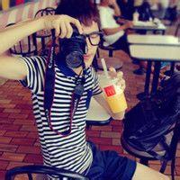 男生手抱花的头像图片_WWW.WHOISQQ.COM