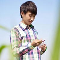 qq头像图片男生帅气格仔衫_WWW.WHOISQQ.COM