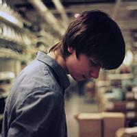 qq男生遮半脸头像图片_WWW.WHOISQQ.COM