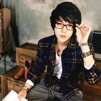 男生戴眼镜头像图片_WWW.WHOISQQ.COM