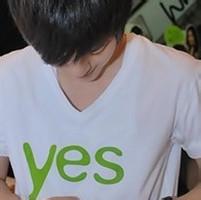 低头沉思伤感男生头像图片_WWW.WHOISQQ.COM
