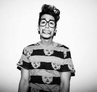 跳起来的男生头像图片_WWW.WHOISQQ.COM