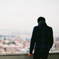 唯美黑白男生背影头像图片_WWW.WHOISQQ.COM