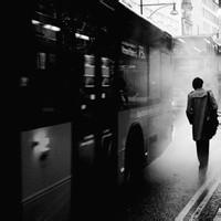唯美黑白男生背影头像图片_WWW.WHOISQQ.COM
