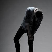 唯美黑白男生背影头像图片_WWW.WHOISQQ.COM
