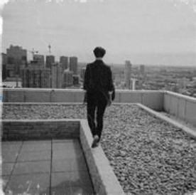 唯美黑白男生背影头像图片_WWW.WHOISQQ.COM