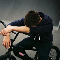 唯美黑白男生背影头像图片_WWW.WHOISQQ.COM