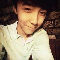 拿着玫瑰花的男生头像图片_WWW.WHOISQQ.COM