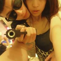 qq头像图片唯美男生拿枪_WWW.WHOISQQ.COM