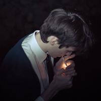 男生边哭边抽烟的头像图片_WWW.WHOISQQ.COM