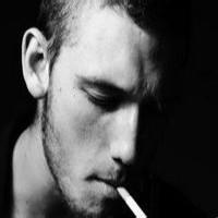 男生边哭边抽烟的头像图片_WWW.WHOISQQ.COM