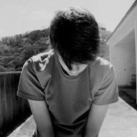 灰色悲伤男生头像图片_WWW.WHOISQQ.COM