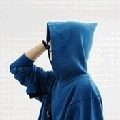 男生头戴衣帽头像图片_WWW.WHOISQQ.COM