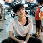 qq撅嘴男生头像图片_WWW.WHOISQQ.COM