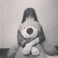 头像图片 男生坐着抱着熊_WWW.WHOISQQ.COM