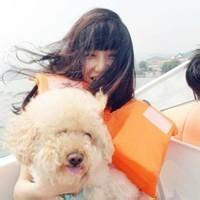 头像图片 男生坐着抱着熊_WWW.WHOISQQ.COM