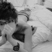 qq男生深灰色的头像图片_WWW.WHOISQQ.COM