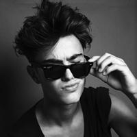 男生黑白头像图片吐烟_WWW.WHOISQQ.COM