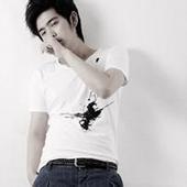 上半身时尚男生头像图片_WWW.WHOISQQ.COM