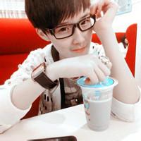 戴眼镜卖萌男生头像图片_WWW.WHOISQQ.COM