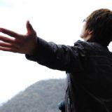 张开双手的男生头像图片_WWW.WHOISQQ.COM