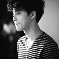 灰白伤感男生头像图片_WWW.WHOISQQ.COM