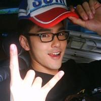 qq头像图片男生很受伤带字_WWW.WHOISQQ.COM