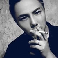 qq头像图片男生很受伤带字_WWW.WHOISQQ.COM