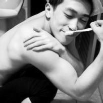 穿牛仔t恤男生qq头像图片_WWW.WHOISQQ.COM