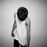 灰色个性男生头像图片_WWW.WHOISQQ.COM