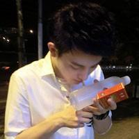 欧美男生抱狗狗头像图片_WWW.WHOISQQ.COM