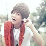 只露上半身的男生头像图片_WWW.WHOISQQ.COM