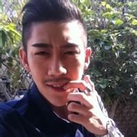 只露上半身的男生头像图片_WWW.WHOISQQ.COM