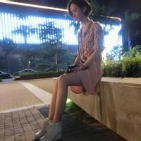 坐在椅子上的男生头像图片_WWW.WHOISQQ.COM