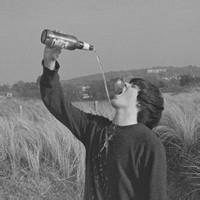 qq头像图片 男生喝啤酒_WWW.WHOISQQ.COM