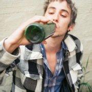喝啤酒的男生头像图片_WWW.WHOISQQ.COM
