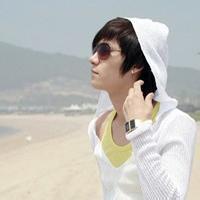 qq头像图片男生抱熊_WWW.WHOISQQ.COM