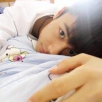咬朵花的男生头像图片_WWW.WHOISQQ.COM
