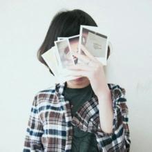 拿花遮着脸的男生头像图片_WWW.WHOISQQ.COM