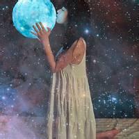抱着发光球的男生头像图片_WWW.WHOISQQ.COM