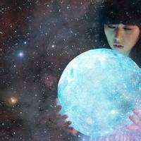 抱着发光球的男生头像图片_WWW.WHOISQQ.COM