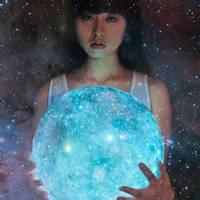 抱着发光球的男生头像图片_WWW.WHOISQQ.COM
