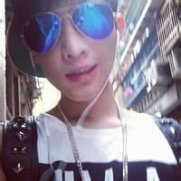 抱着发光球的男生头像图片_WWW.WHOISQQ.COM