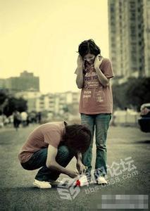 男生给女生系鞋带头像图片_WWW.WHOISQQ.COM