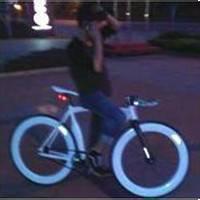 qq头像图片骑死飞男生_WWW.WHOISQQ.COM