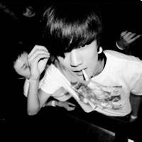 男生抽香烟黑白头像图片_WWW.WHOISQQ.COM