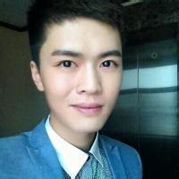 弹钢琴的外国男生头像图片_WWW.WHOISQQ.COM