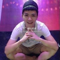 弹钢琴的外国男生头像图片_WWW.WHOISQQ.COM