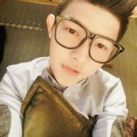 可爱眼镜男生头像图片_WWW.WHOISQQ.COM