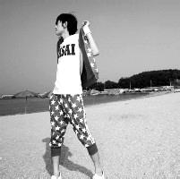 男生黑白全身头像图片_WWW.WHOISQQ.COM